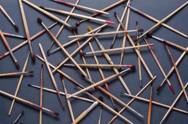 Fırça gri arka plan üzerinde boya. Aksesuarlar sanatçı