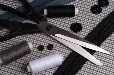 Araçlar ve dikiş aksesuarları. Dikiş iplik, makas, düğme, fermuar Tekstil gri arka plan üzerinde. Yakın çekim