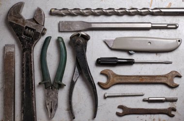 Gri arka plan üzerinde el eski araçları kümesi. Üstten görünüm