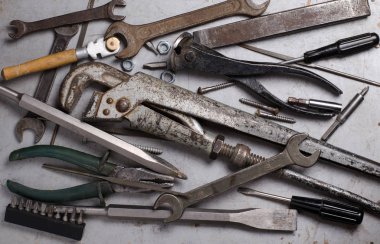 Gri arka plan üzerinde el eski araçları kümesi. Üstten görünüm