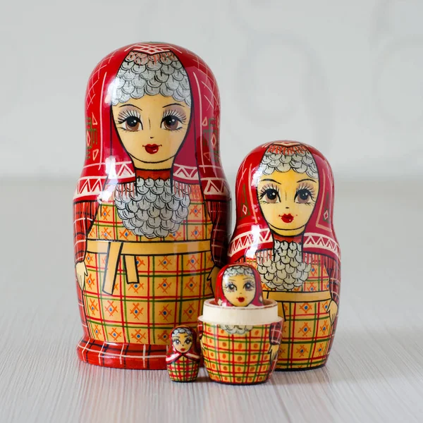 Pięciu Matryoshka Czerwony Niewyraźne Tło Szczelnie Góry — Zdjęcie stockowe