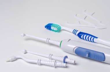 Diş sözlü irrigator, diş fırçası, diş ipi. Beyaz bir sırt üstü