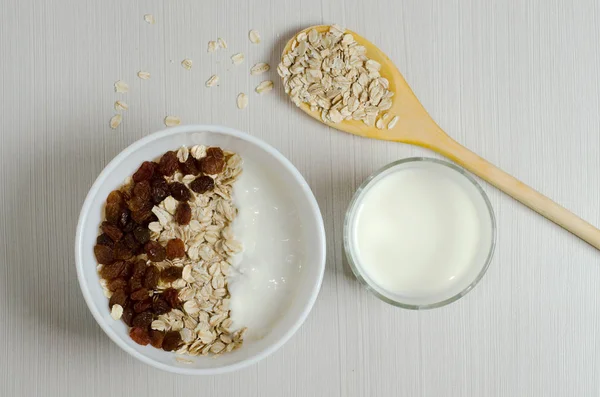 Harina Avena Con Pasas Yogur Harina Avena Cuchara Madera Leche — Foto de Stock