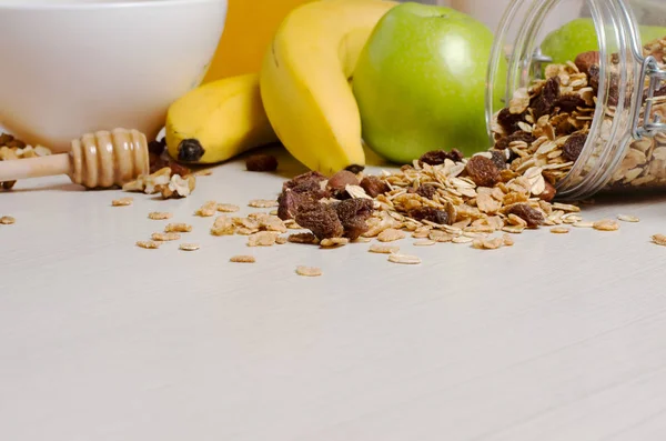 Desayuno Saludable Granola Manzanas Plátanos Nueces Una Mesa Blanca Cerca — Foto de Stock