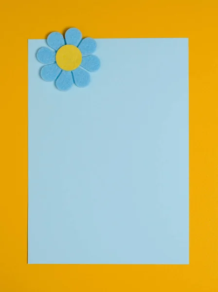 Mavi Çiçek Keçe Mavi Turuncu Zemin Üzerine Yapılmış Tebrik Kartı — Stok fotoğraf