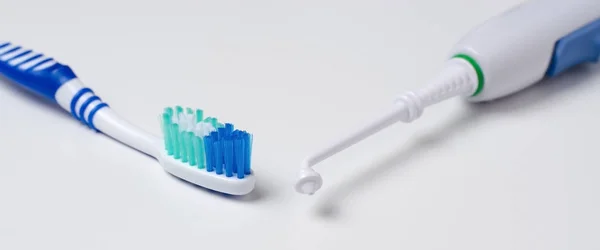 Irrigatore Dentale Spazzolino Denti Uno Sfondo Bianco Vicino — Foto Stock
