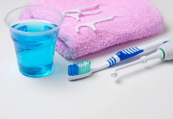 Higiena Jamy Ustnej Szczoteczka Zębów Płyn Płukania Różowy Ręcznik Nici — Zdjęcie stockowe