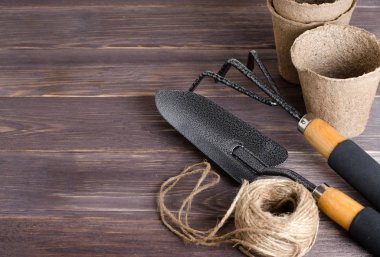 Bahçe aletleri, sicim, tencere Bahçe. Ahşap arka plan