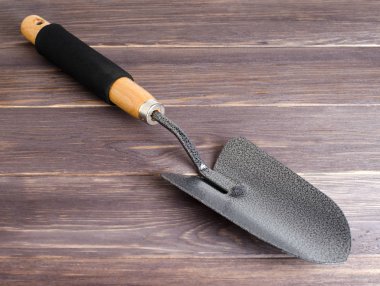 Toprak için bahçe aletleri. Ahşap arka plan. Yakın çekim. Metin için yer