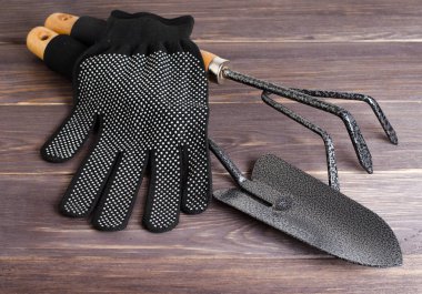 Bahçe aletleri ve naylon eldiven. Ahşap arka plan