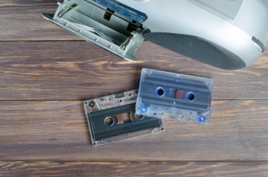 İki ses kasetleri ve ahşap arka plan üzerinde bir ses kayıt cihazı