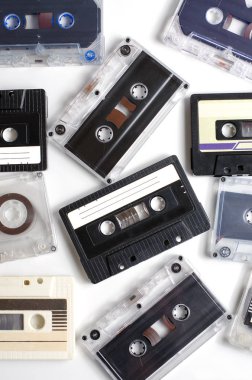 Beyaz arka plan üzerinde eski ses kasetleri. Düz üst görünümü. Dikey phot
