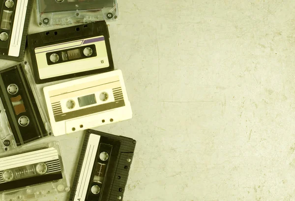 Bir sürü eski ses kasetleri. Eski gri arka plan. Tonda vintage ve retro renk stilize. Metin için yer. Düz üst viev