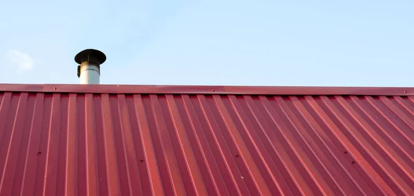 Toit Carrelé Avec Cheminée Avec Ciel Nuageux Bleu Arrière Plan — Photo