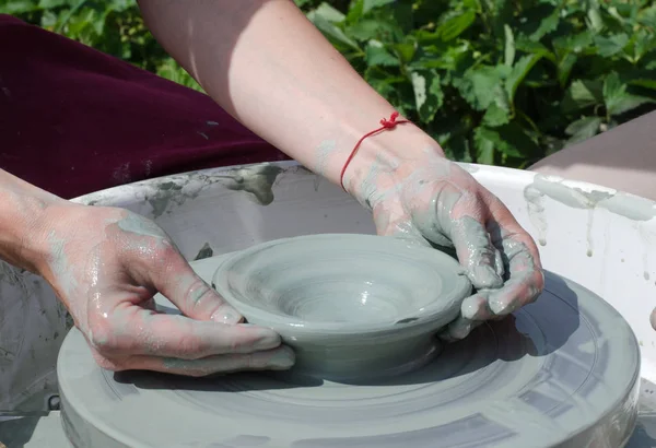 Warsztaty Ceramiczne Dziewczyna Sprawia Garnek Gliny Koło Garncarskie Zbliżenie Dłoni — Zdjęcie stockowe