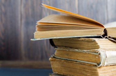 Eski kitaplar buruşuk, yırtık kapsar. Yakın çekim