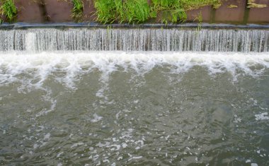 Küçük bir yapay şelale orman Nehri üzerinde. Baraj. Bir sprey su. Ağustos.