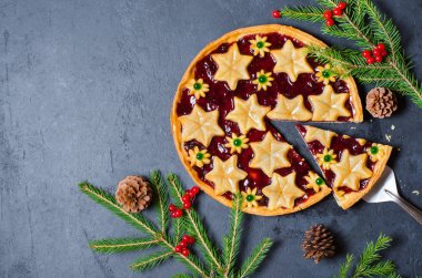 Reçel koyu arka plan üzerinde Noel ev tatlı pasta. Yeşil bir Noel ağacı dalı. Uzay kopyalayın. Düz yatıyordu