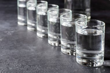 Votka üst üste altı çekim. Kopya alanı