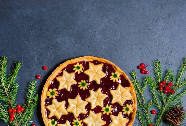 Kerst Huis Zoete Cake Met Jam Donkere Achtergrond Groene Takken — Stockfoto