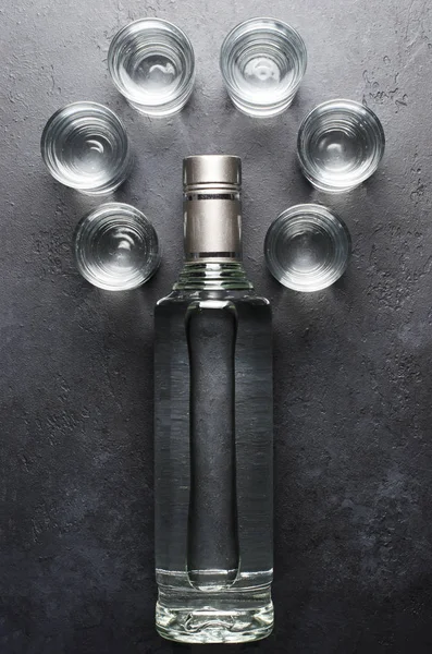 Bir Şişe Votka Altı Glasseson Karanlık Bir Arka Plan Düz — Stok fotoğraf