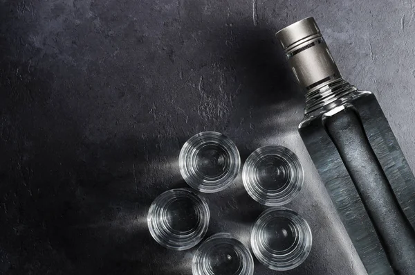 Bir Şişe Votka Votka Cam Bardaklarda Koyu Siyah Arka Plan — Stok fotoğraf