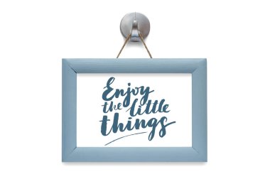 Küçük şeylerin tadını çıkarın. Modern hat. Motivasyonel teklif. Mavi fotoğraf çerçevesi - beyaz izole