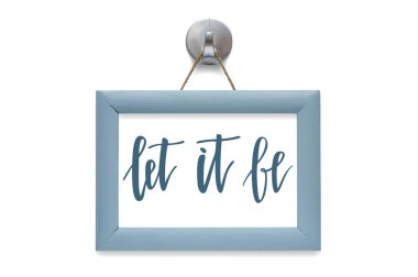 Bırak olsun - motivasyonel teklif. Stilize yazı. Mavi ahşap çerçeve. Beyaz izole