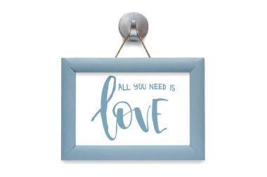 Tek ihtiyacın sevgidir. Modern hat. Motivasyonel teklif. Mavi fotoğraf çerçevesi - beyaz izole