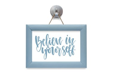 Kendine inan. Modern hat. Motivasyonel teklif. Mavi fotoğraf çerçevesi - beyaz izole