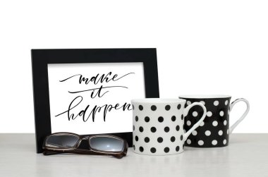 Bunun olmasını sağla. El yazısı yazıt çerçeve içinde. Modern hat. Kahve fincanı, gözlük. Yakın çekim