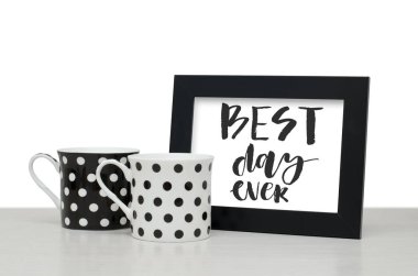Şimdiye kadar en güzel günü. El yazısı metin. Modern hat. Siyah ahşap çerçeve metin için. Siyah ve beyaz kahve Kupası tablo. Yakın çekim, beyaz arka plan