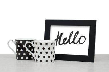 Merhaba. El yazısı metin. Modern hat. Siyah ahşap çerçeve metin için. Siyah ve beyaz kahve Kupası tablo. Yakın çekim, beyaz arka plan