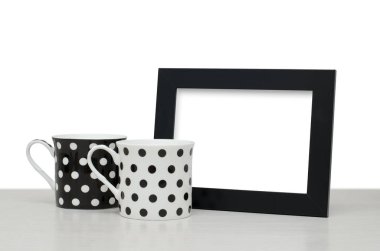 Siyah ahşap çerçeve metin için. Siyah ve beyaz kahve Kupası tablo. Yakın çekim, beyaz arka plan