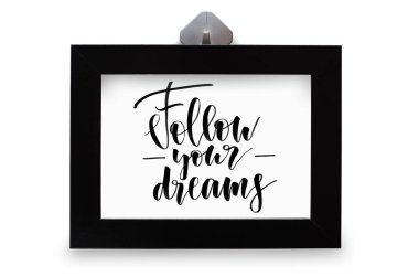 Hayallerinin peşinden. El yazısı metin. Modern hat. Siyah fotoğraf çerçevelemek. Beyaz arka plan üzerinde izole