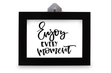 Her andan zevk alıyorum. Modern hat. El yazısı metin. Siyah ahşap çerçeve içinde ilham alıntı olduğunu. Beyaz izole