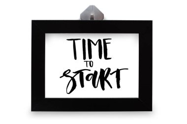 Başlama zamanı. Modern hat. El yazısı metin. Siyah ahşap çerçeve içinde ilham alıntı olduğunu. Beyaz izole