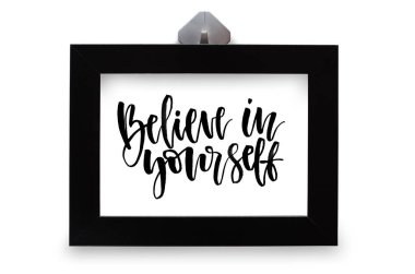 Kendine inan. El yazısı metin. Modern hat. Siyah fotoğraf çerçevelemek. Beyaz arka plan üzerinde izole