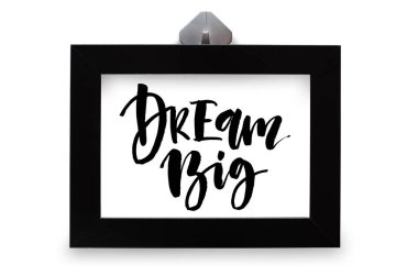 Büyük bir rüya. El yazısı metnini, ilham alıntı olduğunu. Modern hat. Siyah ahşap çerçeve. Yakın çekim, beyaz arka plan