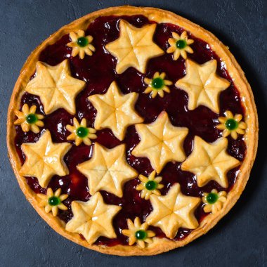 Erik reçeli ile yuvarlak ev yapımı kek. Koyu arka plan. Düz Lay