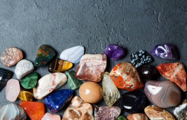 Renkli minerallerin toplanması. Taşın dokusu. Kopyalama alanı