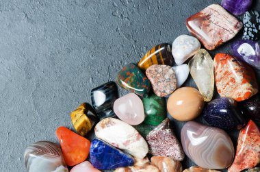 Renkli minerallerin toplanması. Taşın dokusu. Kopyalama alanı