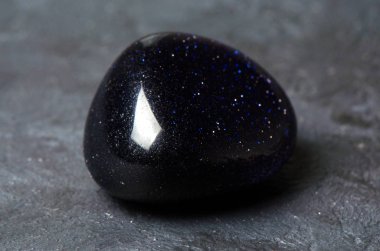 Aventurine mavisi. Yarı değerli veya süs taşı, kuvars bir tür