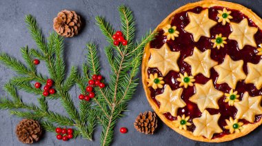 Reçel koyu arka plan üzerinde Noel ev tatlı pasta. Yeşil bir Noel ağacı dalı