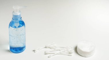 Makyaj çıkarıcı aksesuarlar. Şeffaf bir şişede jöle, pamuk tomurcuklar, pamuk pedler. Boşluğu kopyala