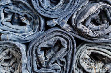Denim. Bir sürü kot pantolon yuvarlandı. Yakın çekim
