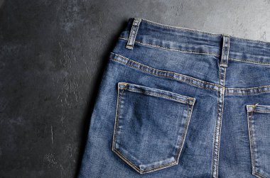 Denim. Siyah arka planda kot pantolon. Yakın çekim