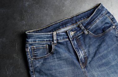 Denim. Siyah arka planda kot pantolon. Yakın çekim