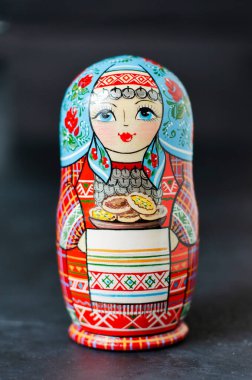 Kırmızı matrioshka. Geleneksel Rus hatırası, Rusya 'nın sembolü. Siyah beton arkaplan.