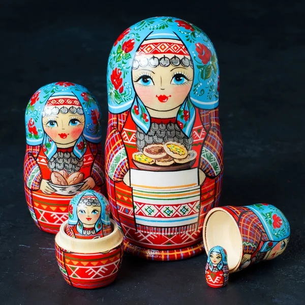 Fünf Rote Matrjoschka Traditionelles Russisches Spielzeug Schwarzer Betonhintergrund — Stockfoto